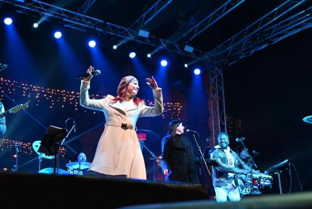 Temperamentna Tanja Žagar je razgrela kamniško publiko za najdaljšo noč v letu in silvestrovanje v centru Pravljičnega Kamnika (48)